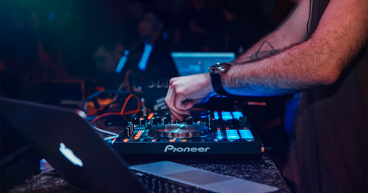 Lee más sobre el artículo Qué incluye un equipo DJ completo para una fiesta o evento